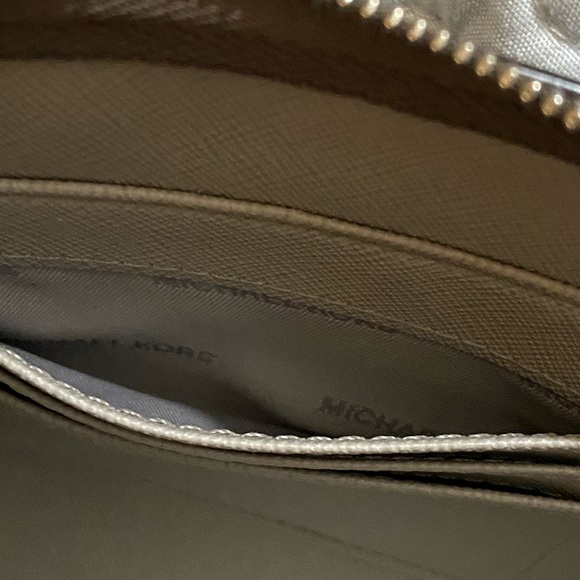Michael Kors Leather Wristlet! Gray - Picture 8 of 8